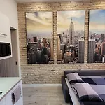 Arena Flat, Free Street Parking