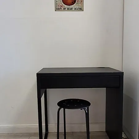Arena Flat, Free Street Parking
