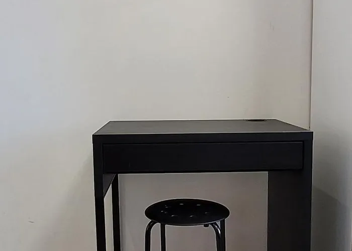 Arena Flat, Free Street Parking