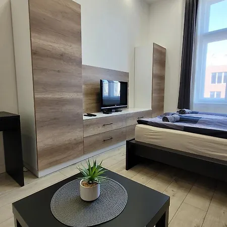 Arena Flat, Free Street Parking Apartment
