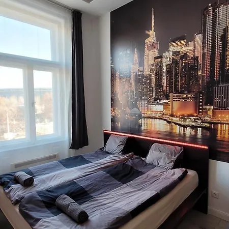 Arena Flat, Free Street Parking Apartment